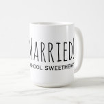 Taza De Café Acabo de casarme con mi novia de secundaria<br><div class="desc">"Acabo de casarme con mi novia de la escuela secundaria" Romántica cita tipografía de luna de miel para las recién casadas :)</div>