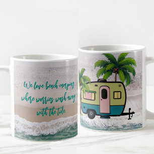Taza De Café Acampada en la playa donde se desvanecen las preoc