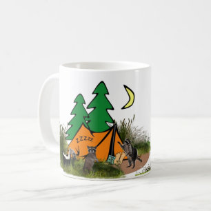 Taza De Café Acampar en el bosque con mapache divertido
