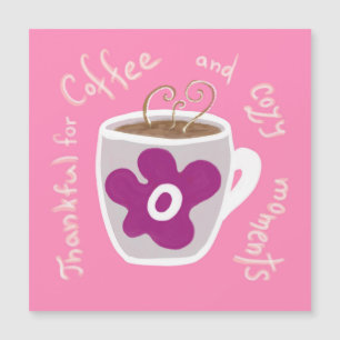 Taza de café acogedora con gran flor y cita