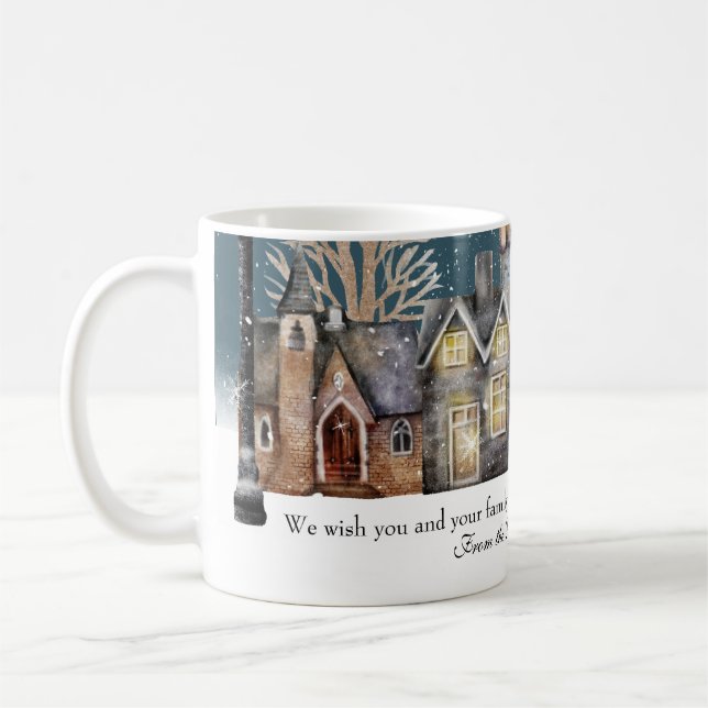 Taza De Café Acogedora villa de invierno de noche con nevada en (Izquierda)