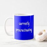 Taza De Café Actualmente está retrasando el Blue Funny Mug<br><div class="desc">Perfecto para esa persona que deja las cosas para más tarde,  ja,  ja. Diseñado en el hermoso estado de Washington,  EEUU,  por un artista independiente.</div>