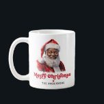 Taza De Café Acuarela Black Santa Merry Christmas<br><div class="desc">Una encantadora taza personalizada, perfecta para difundir alegría durante la temporada de vacaciones. Esta encantadora taza cuenta con una encantadora acuarela que representa a un Santa afroamericano o negro, que irradia alegría festiva. Con el cálido saludo "Feliz Navidad" en una alegre fuente retro, esta taza capta el espíritu de la...</div>