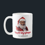 Taza De Café Acuarela Black Santa Merry Christmas<br><div class="desc">Una encantadora taza personalizada, perfecta para difundir alegría durante la temporada de vacaciones. Esta encantadora taza cuenta con una encantadora acuarela que representa a un Santa afroamericano o negro, que irradia alegría festiva. Con el cálido saludo "Feliz Navidad" en una alegre fuente retro, esta taza capta el espíritu de la...</div>