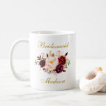 Taza De Café Acuarela Burgundy Floral Oro Dama de Honor Nombre<br><div class="desc">Acuarela Burgundy Marsala Floral Oro Taza Dama de Honor Nombre</div>