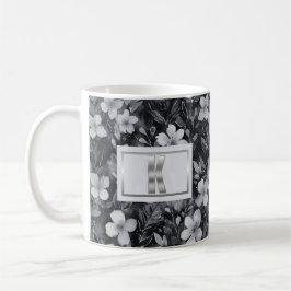 Taza De Café Acuarela de letra plateada con monograma floral