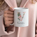 Taza De Café Acuarela floral Mug inicial - V<br><div class="desc">¡¡¡Dale esta hermosa taza como regalo a tu fiesta nupcial,  madre o amiga!!</div>