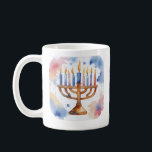 Taza De Café Acuarela Menorah Happy Hanukkah<br><div class="desc">Acuarela Artículos con temas de vacaciones Envíe sus deseos con esta tarjeta de vacaciones que cuenta con un Hanukkah Feliz impresionante</div>