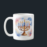 Taza De Café Acuarela Menorah Happy Hanukkah<br><div class="desc">Acuarela Artículos con temas de vacaciones Envíe sus deseos con esta tarjeta de vacaciones que cuenta con un Hanukkah Feliz impresionante</div>