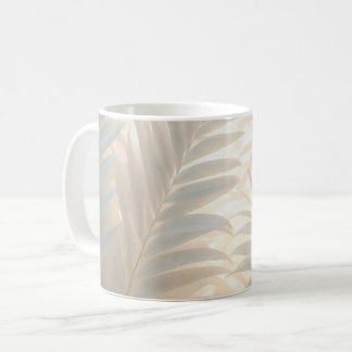 Taza De Café Acuarela tropical relajante, hojas de palma blanca