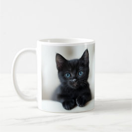 Taza De Café Adorable Black Kitten with Striking Blue Eyes Port