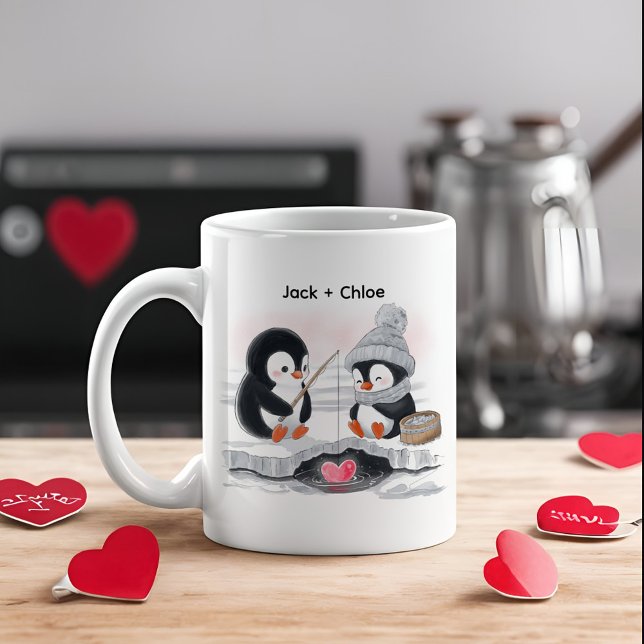 Taza De Café Adorables pingüinos de pesca de hielo de San Valen (Cute Penguin ice fishing for heart Valentine coffee mug personalized with couple's names)