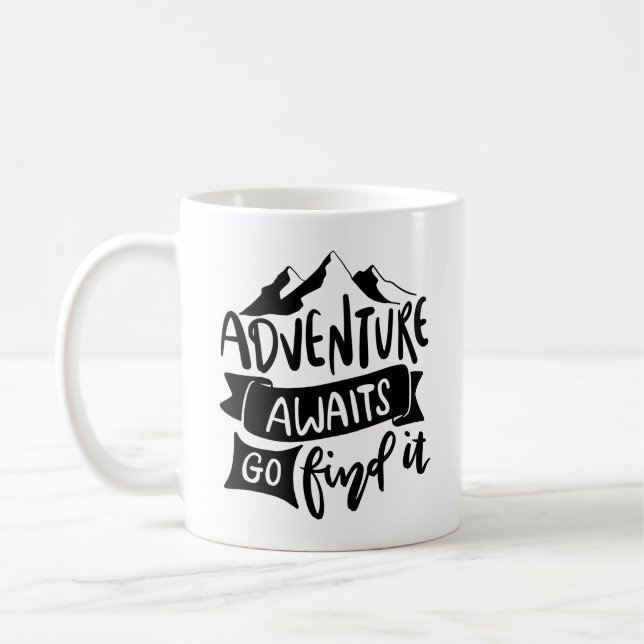 Taza De Café Adventure Await Go Find It Inspiradora cita  (Izquierda)