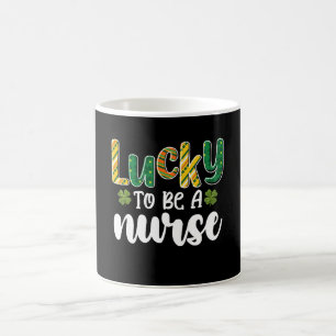 Taza De Café Afortunada de ser enfermera día de San Patricio