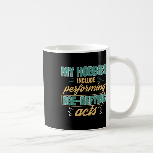 Taza De Café Age Defying Acts Funny Old Retirement Grandparents (Derecha)