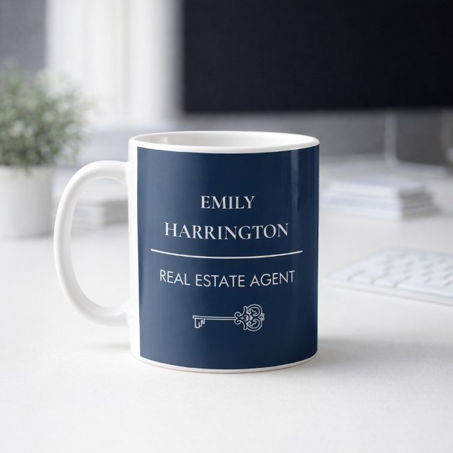 Taza De Café Agente Inmobiliario Classic Key Navy (A mug on an office desk.)