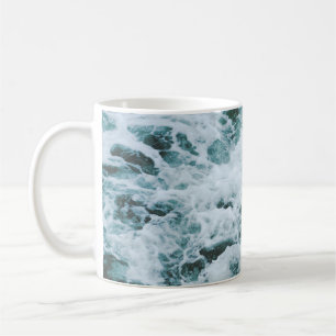 TAZA DE CAFÉ AGUA MARÍTIMA EN FOTOGRAFÍA CENTRADA