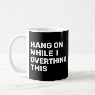 Taza De Café Aguanta Mientras Pienso Demasiado en Esto Introver