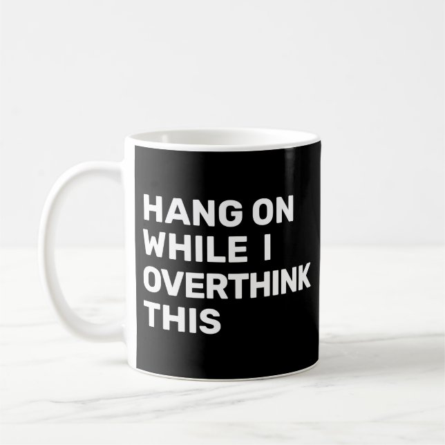 Taza De Café Aguanta Mientras Pienso Demasiado en Esto Introver (Izquierda)