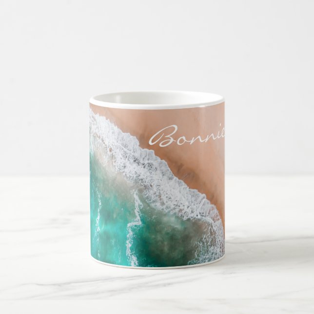 Taza De Café Aguas del océano en la playa y verano tropical (Centro)