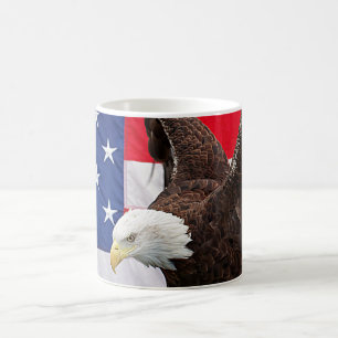 Taza De Café Águila calva con la bandera estadounidense
