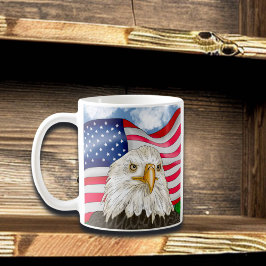 Taza De Café Águila calva frente a la bandera estadounidense ar