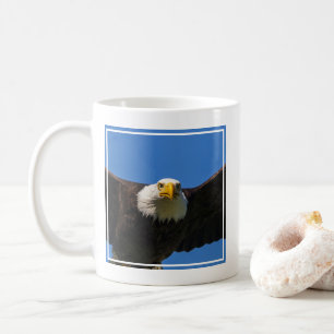 Taza De Café Águila calva pasa volando cerca