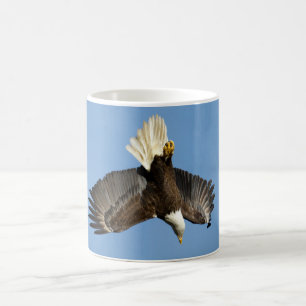 Taza De Café Águila calva sumergiendo hacia el agua