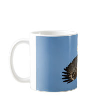 Águila calva sumergiendo hacia el agua