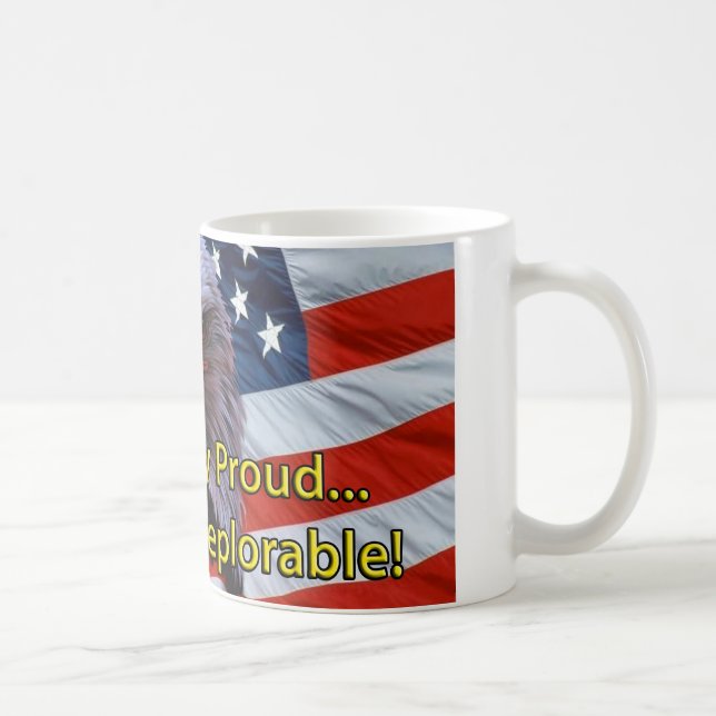 TAZA DE CAFÉ ¡ÁGUILA DEPLORABLEMENTE ORGULLOSA DE SER (Derecha)
