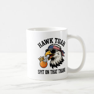 Taza De Café Águila divertida anti Trump escupe sobre el halcón