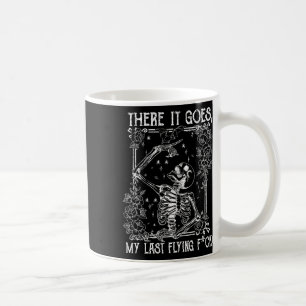 Taza De Café Ahí Va Mi Último Esqueleto Volador Gracioso Hallo