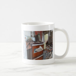 Taza De Café Ajedrez abandonado en un negocio abandonado
