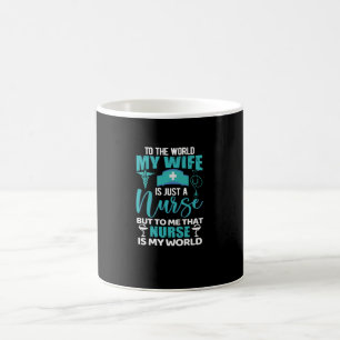 Taza De Café Al mundo, mi esposa es solamente enfermera.