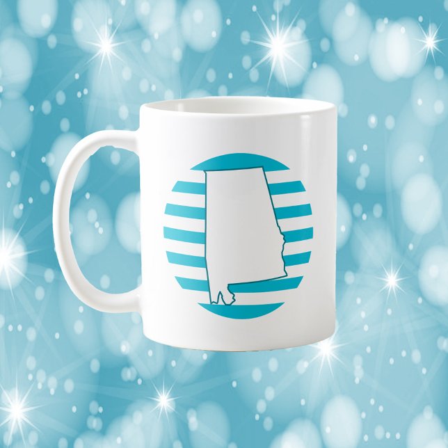 Taza De Café Alabama Estado de EE.UU. Esquema de círculo retro  (A mug with the outline of the US State of Alabama in front of a blue circle.)
