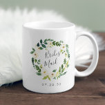 Taza De Café Alabaster Floral Wreath Bridesmaid<br><div class="desc">Un regalo dulce y elegante para las damas de honor,  mug presenta una corona floral de color verde y blanco con "dama de honor" inscrita en el interior con escritura con letras a mano. Personalice la fecha con su boda debajo.</div>