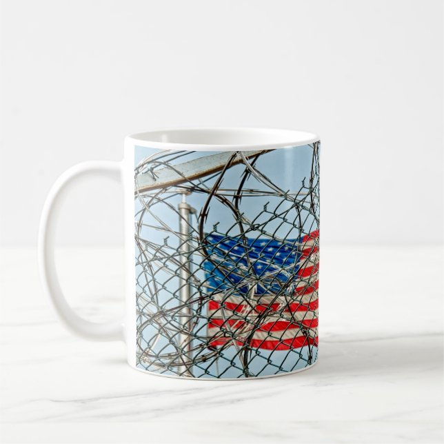 Taza De Café Alambrada y bandera de la prisión (Izquierda)