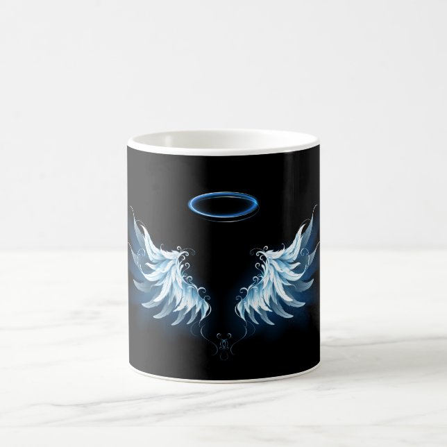 Taza De Café Alas del Ángel Azul brillante sobre fondo negro (Centro)