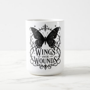 Taza De Café Alas sobre heridas – Diseño de mariposa negra góti