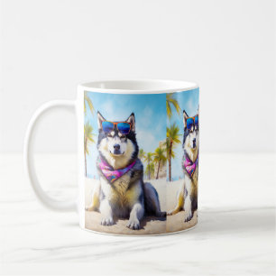 Taza De Café Alaskan Malamute en la playa, regalo de verano