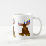 Taza De Café Alces del chocolate con las velas<br><div class="desc">Haga que los míos el chocolate para los alces de Chanukah… con las velas en sus astas está listo para celebrar cumpleaños,  el descanso para tomar café de Jánuca o.</div>