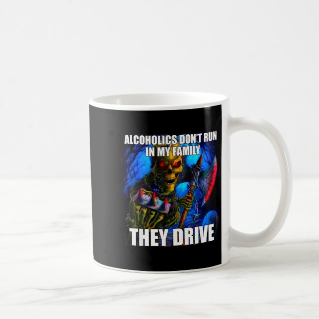 Taza De Café Alcoholics Don't Run In My Family They Drive  (Derecha)