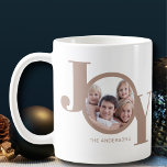 Taza De Café Alegría fotográfica<br><div class="desc">Este moderno y elegante Navidad Holiday Photo Mug está decorado con la palabra JOY in taupe beige sobre un fondo blanco. Personalizable fácil con tu foto y nombre.</div>