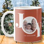 Taza De Café Alegría fotográfica personalizada<br><div class="desc">Este moderno Navidad Holiday Photo Mug está decorado con la palabra JOY en blanco sobre un fondo rojizo. Personalizable fácil con tu foto y nombre.</div>
