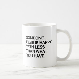 TAZA DE CAFÉ ALGUIEN MÁS ES FELIZ CON MENOS DE LO QUE TIENES