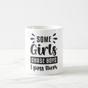 Taza De Café Algunos Chicas Persiguen A Los Chicos Que Les Paso