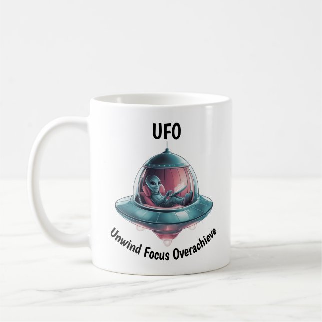 Taza De Café Alien gracioso en OVNI (Izquierda)
