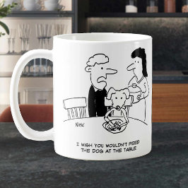 Taza De Café Alimentando a un perro en la mesa. Divertido