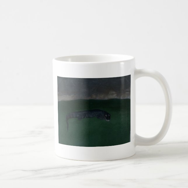 Taza De Café Alligator ~ ¿Qué hay en la oscuridad? (Derecha)