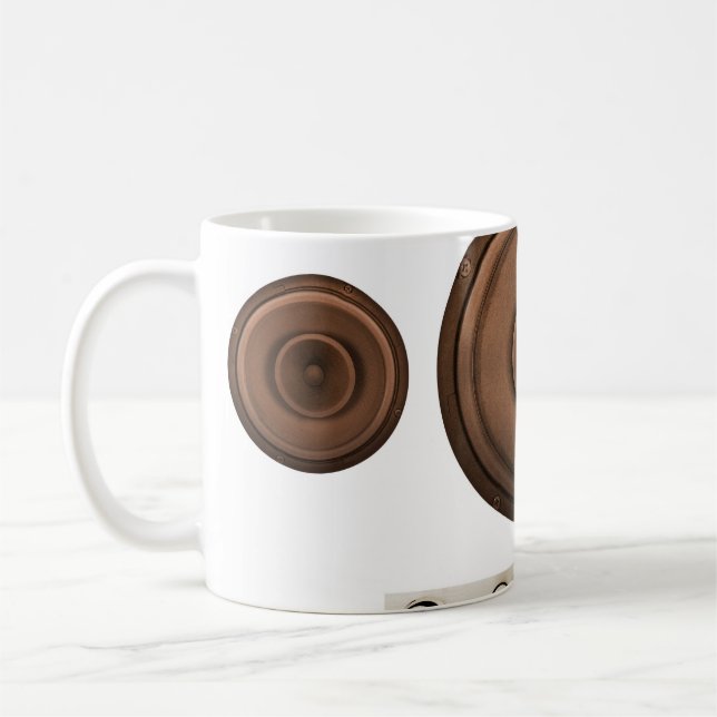 Taza De Café Altavoces retro: marrón, blanco aislado. (Izquierda)